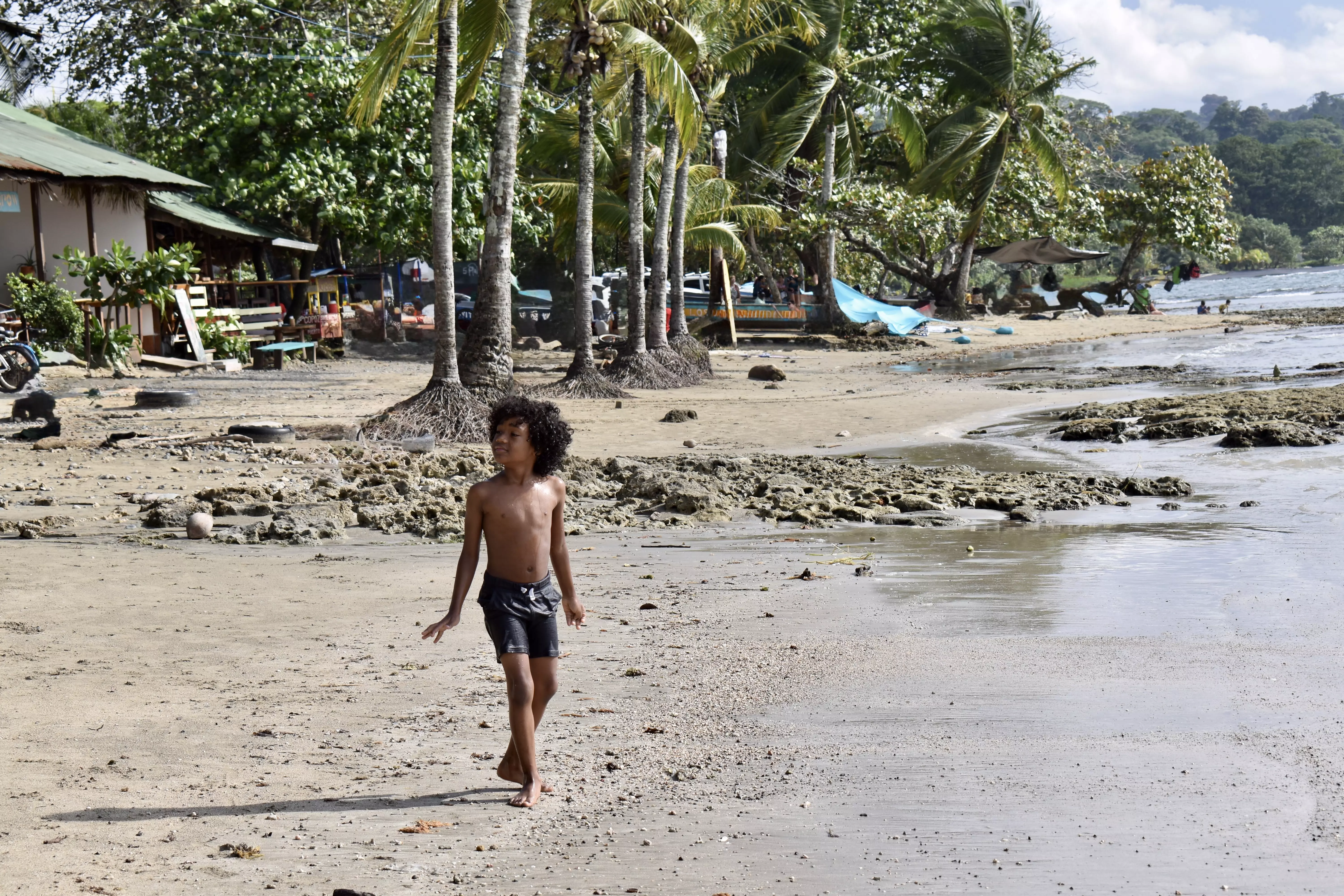 Un enfant sur la plage